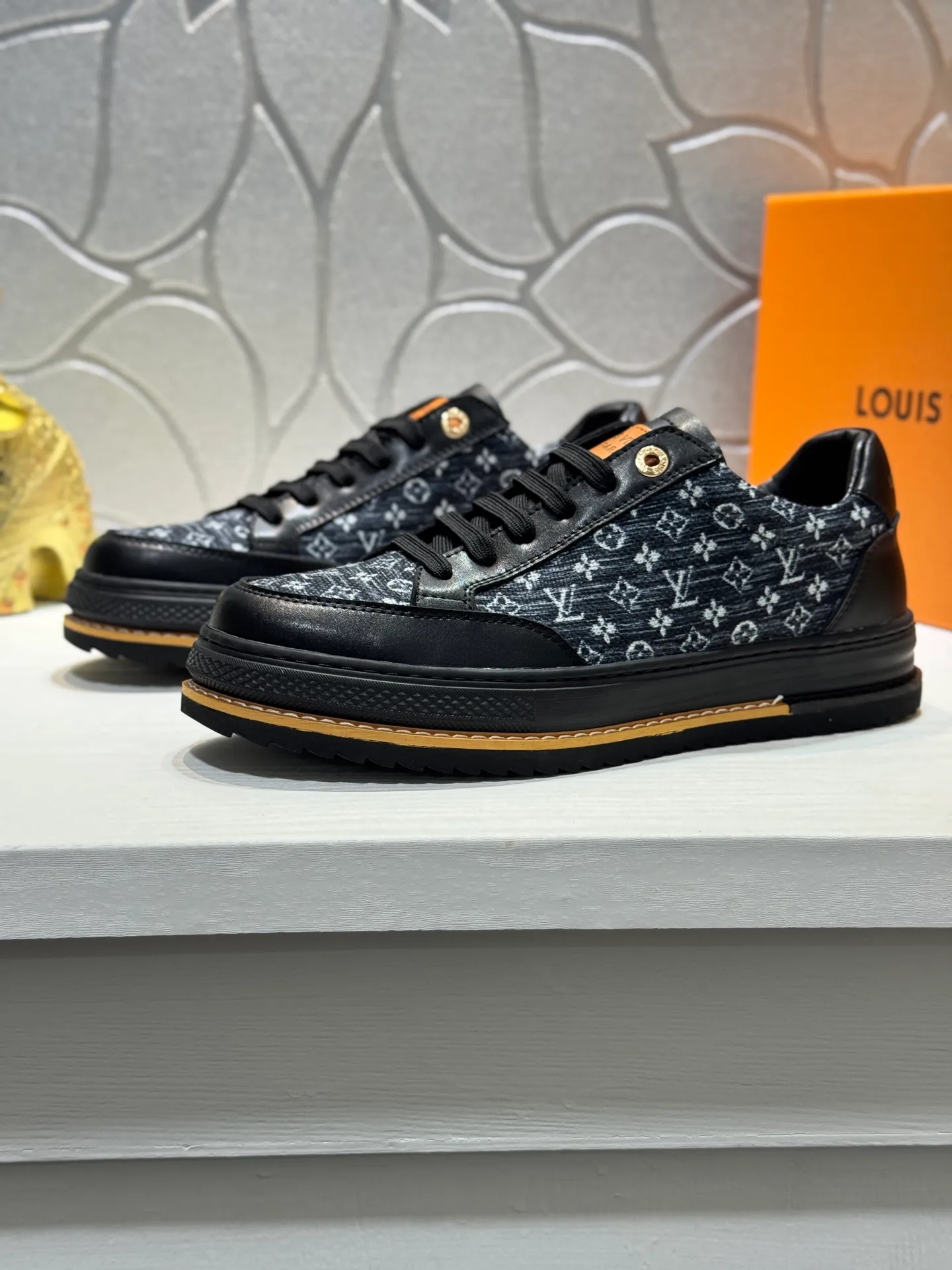 Men's shoes 💰400 [New style] 🌂🌂Top original order - Louis Vuitton®️ Trendy and fashionable yet low-key men's casual shoes, LV special fabric pattern on the upper, comfortable and breathable, sheepskin lining, original rubber outsole, 3 colors available ~ a must-have for sportsmen. Size: 38-44 (45 customized